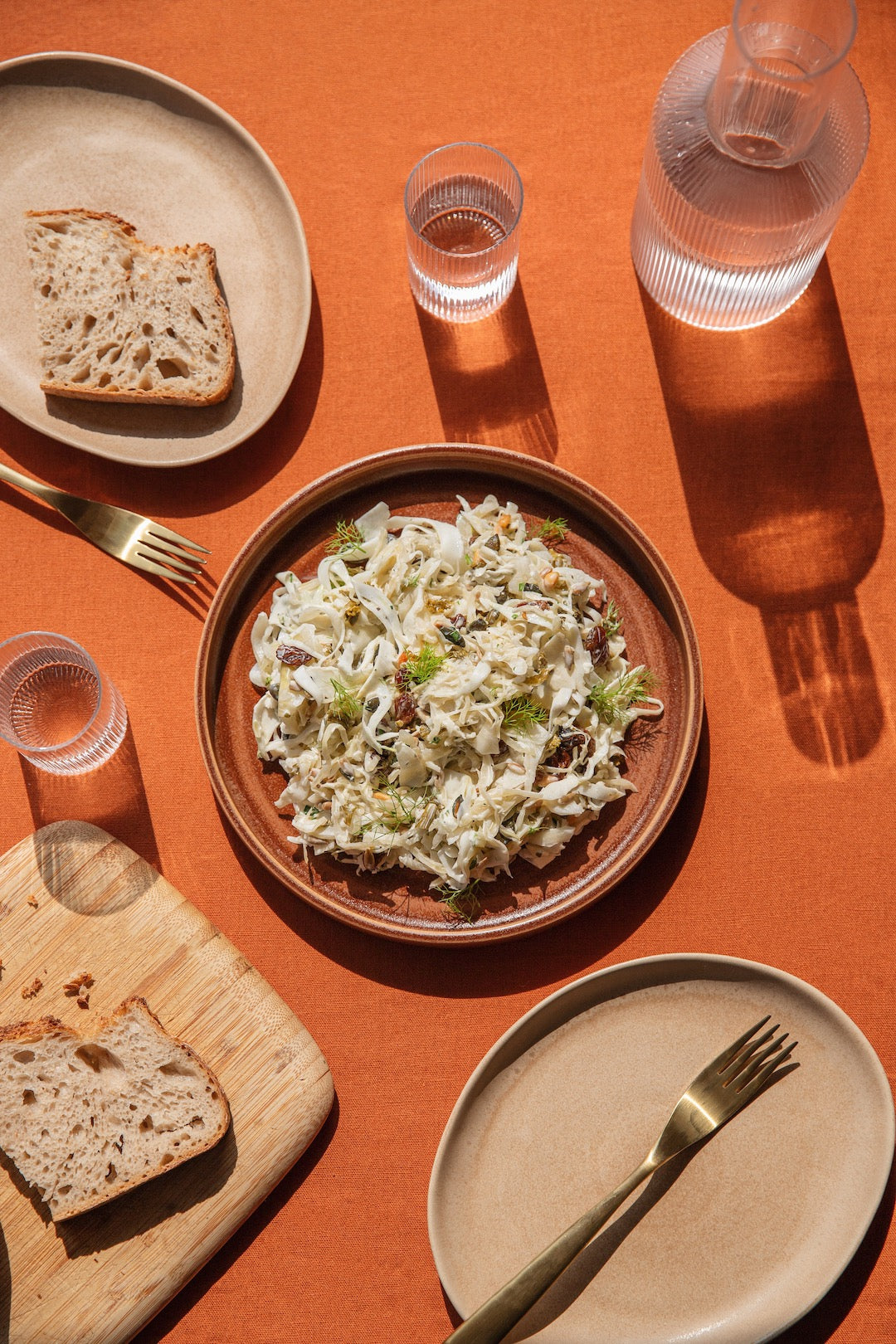 Makkelijke koolsalade met gefermenteerde witte kool en rozijnen